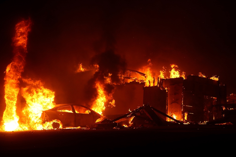 Un restaurante de KFC ardiendo el 8 de noviembre de 2018 en Paradise, California